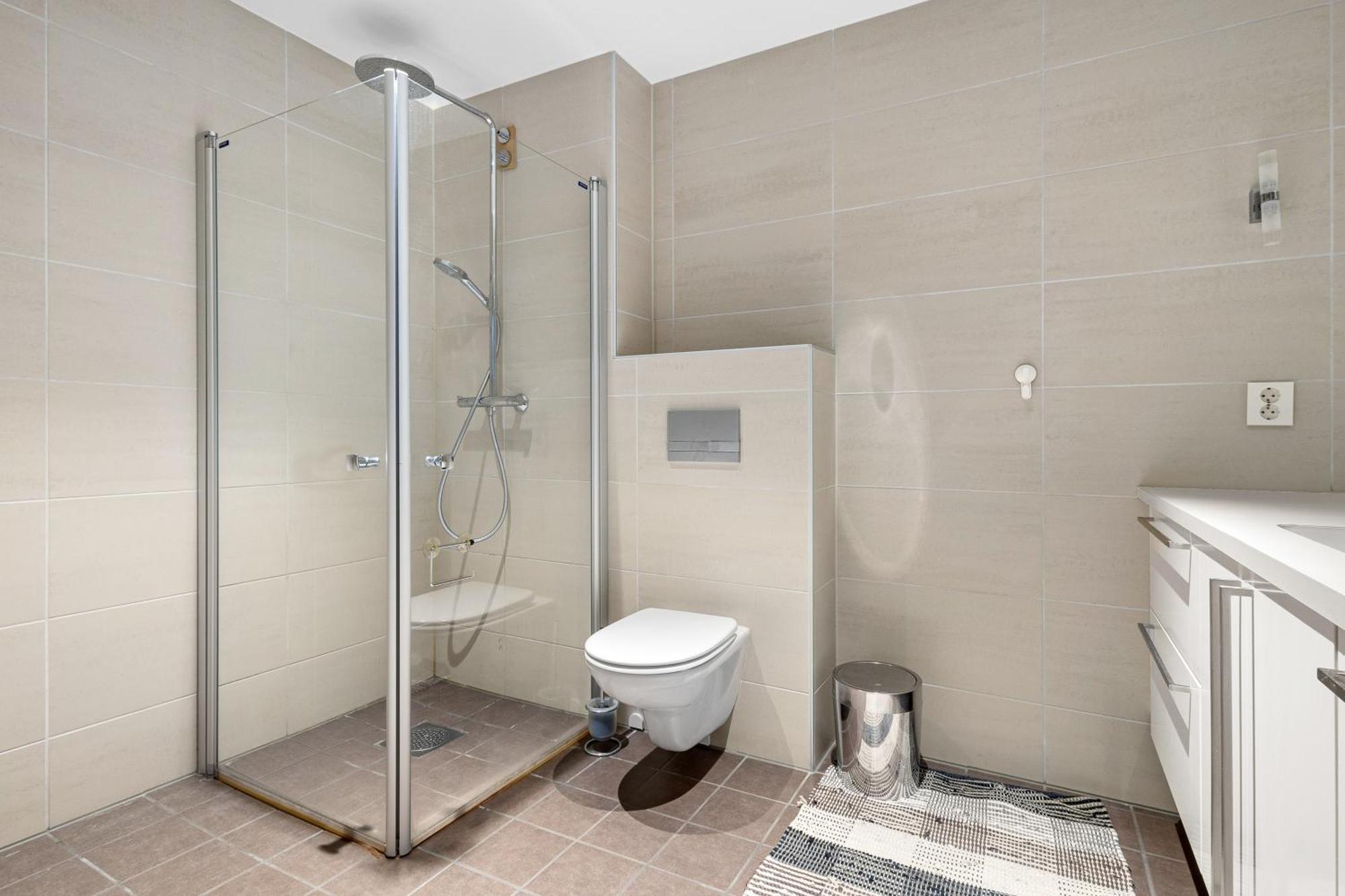 Spacious Modern 3br At Barcode Apartment